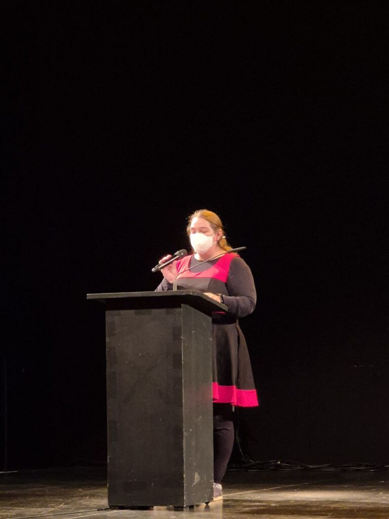 Lena Richter liest auf der Performativen Buchmesse in Hamburg am 15. Mai 2025.